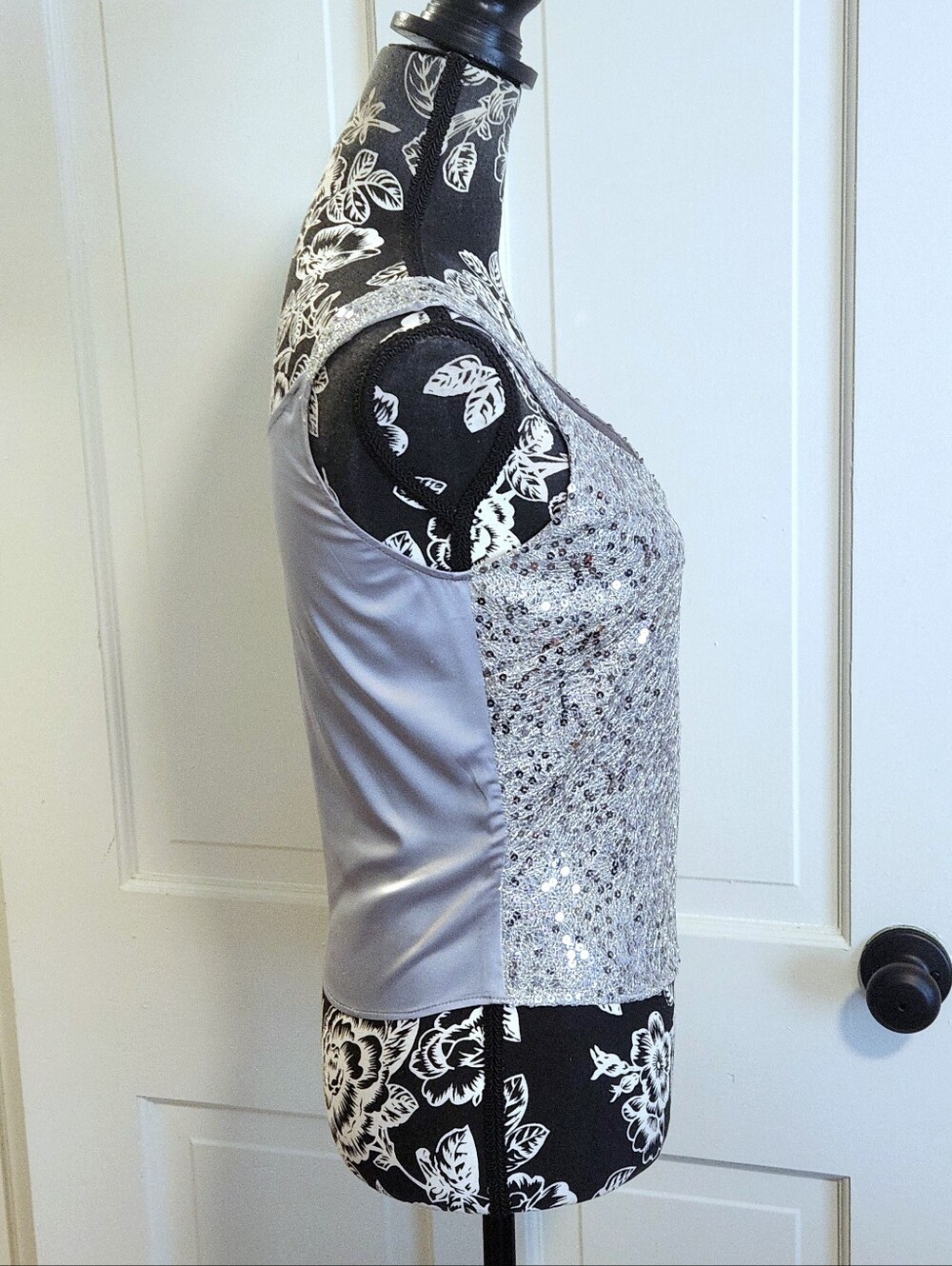 🆕️ 💎HTF Tahari Luxe💎 - Silver Sequin Scoop-Neck Tank Top - Picture 6 of 14